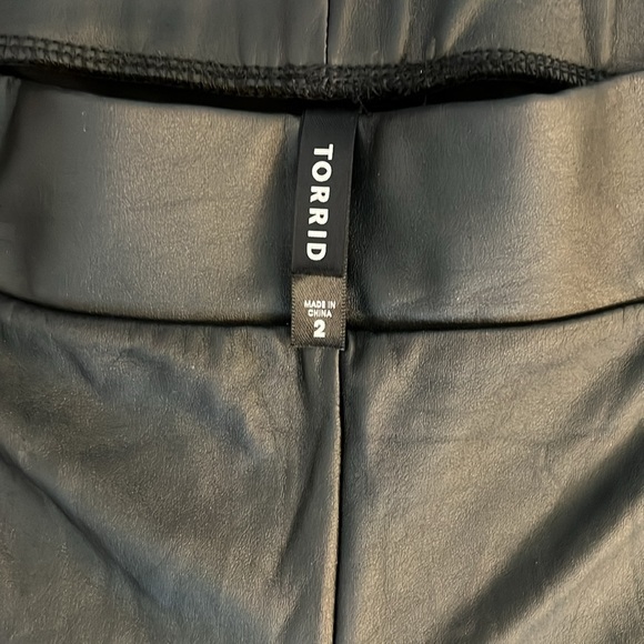 Torrid Full Length, Signature Waist, Faux Leather, Spandex Legging, Sz. 2. - Picture 5 of 11